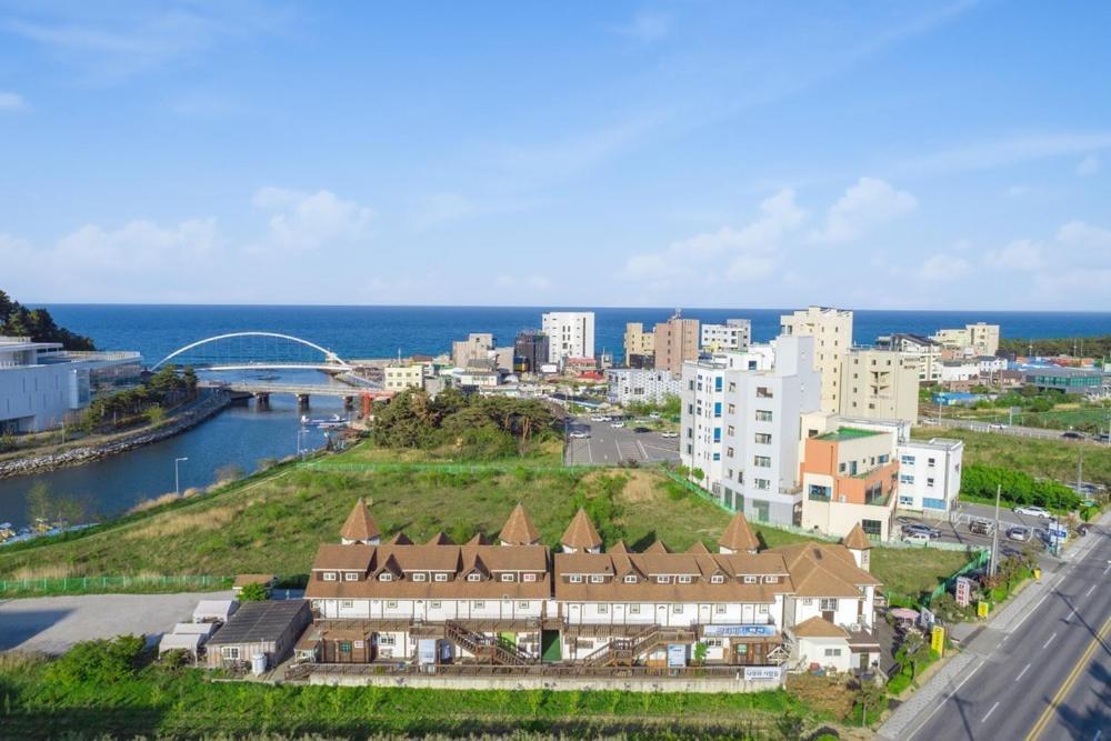 Santa Beach Pension Gangneung Exterior photo